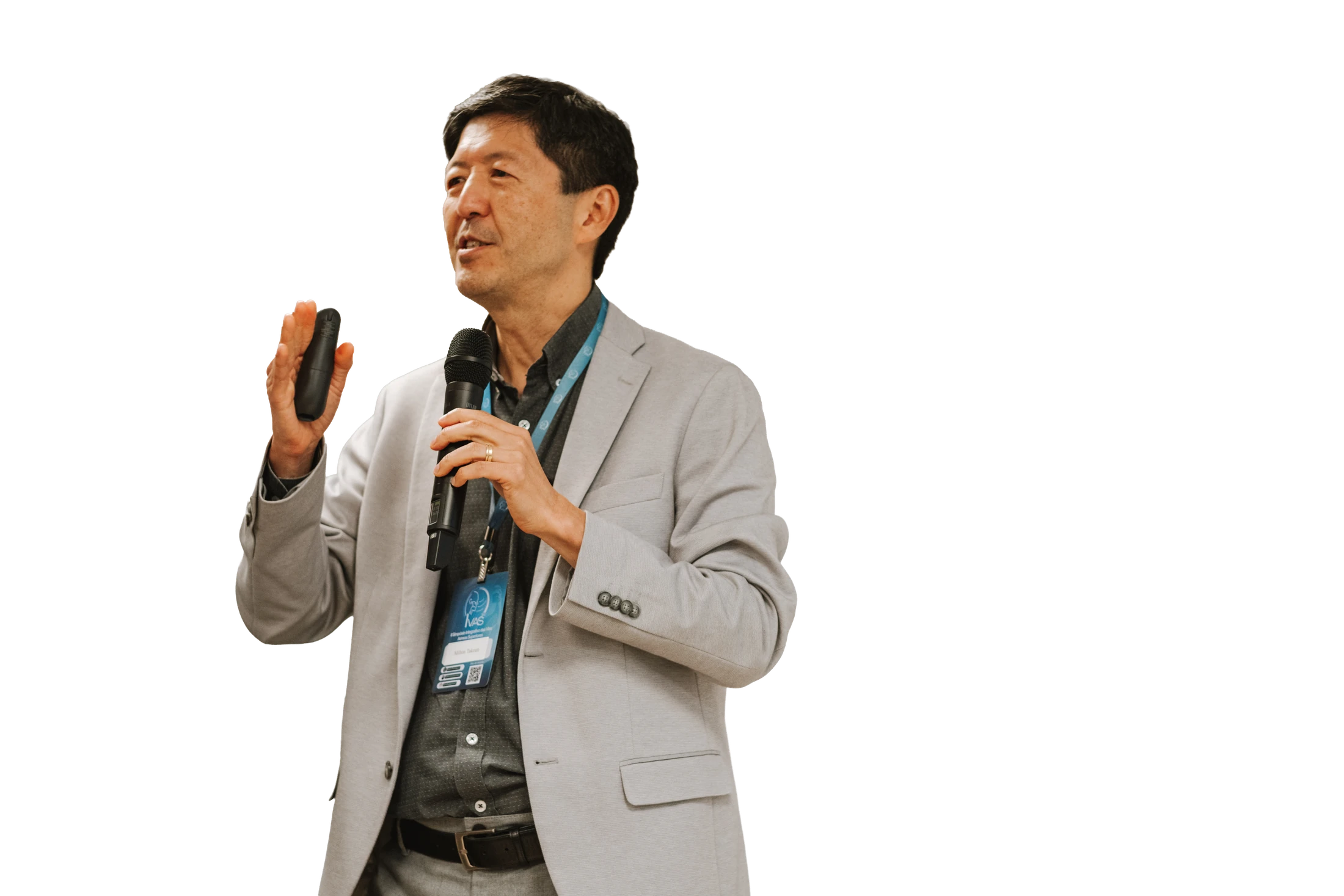 Dr. Milton Takeuti palestrando com microfone