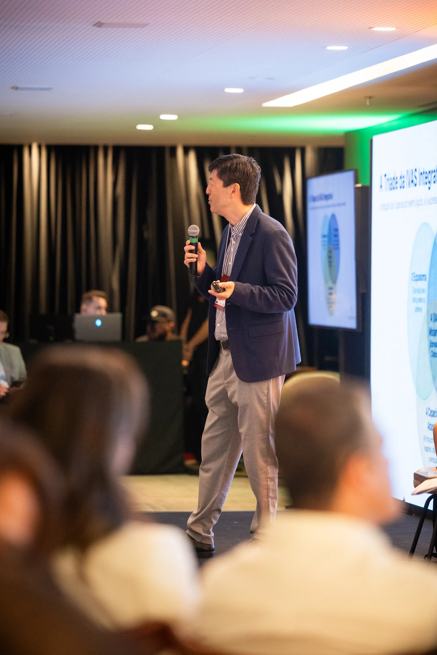 Dr. Milton Takeuti palestrando em um evento